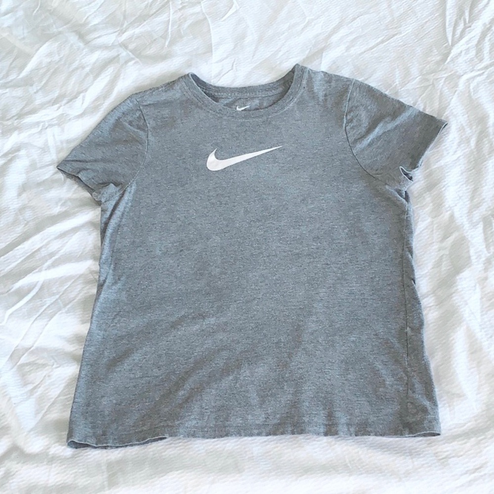 NIKE | ATHLETIC CUT TEE